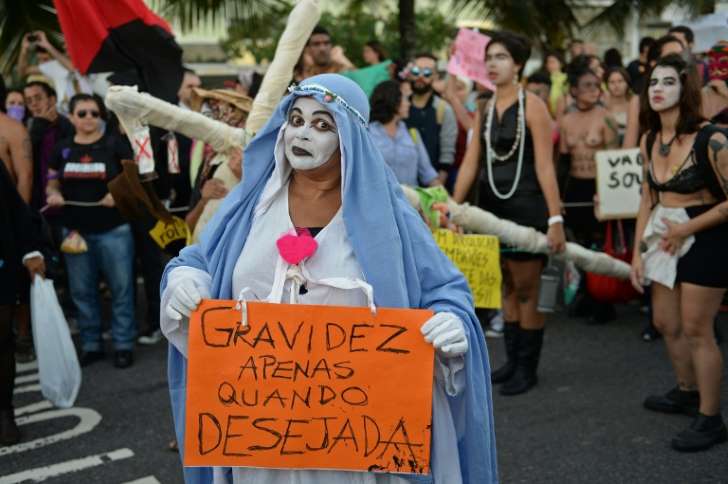 Una protesta contra la iglesia católica y a favor del aborto convocada en Río de Janeiro el 27 de julio de 2013, durante una visita del papa Francisco a Brasil
